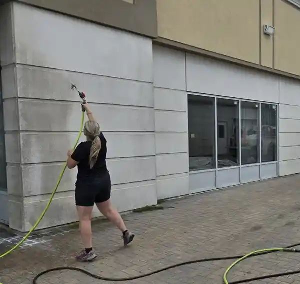 Low-pressure exterior wall cleaning on a commercial property